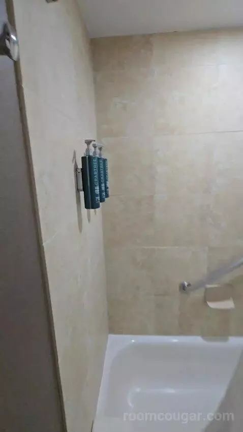 Deluxe Room with Two Double Beds - High Floor (#924) bathroom picture #3