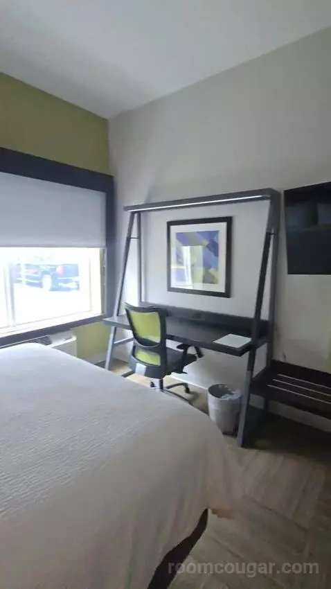 Queen Room with Two Queen Beds (#118) bed picture #7