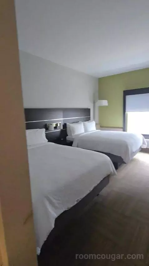Queen Room with Two Queen Beds (#118) bed picture #1