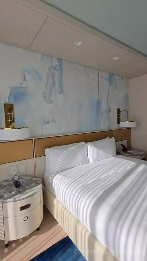 One Bedroom King Suite with Lagoon View, Accessible (#722) bed picture #5