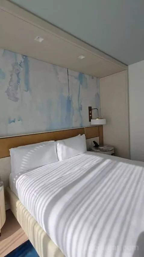 One Bedroom King Suite with Lagoon View, Accessible (#722) bed picture #8