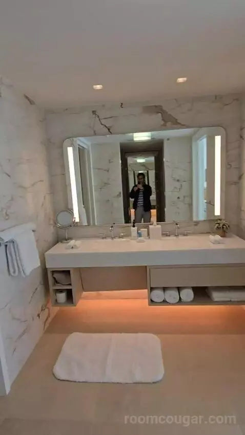 One Bedroom King Suite with Lagoon View, Accessible (#722) bathroom picture #6