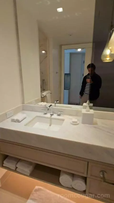 One Bedroom King Suite with Lagoon View, Accessible (#722) bathroom picture #4