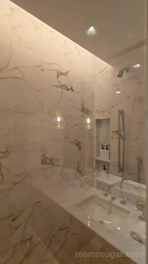 One-Bedroom King Suite with Lagoon View (#522) bathroom picture #2