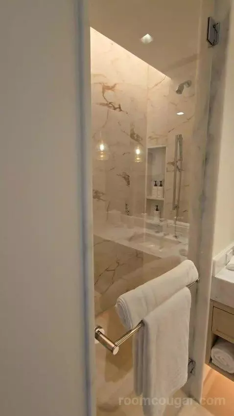 One-Bedroom King Suite with Lagoon View (#522) bathroom picture #3