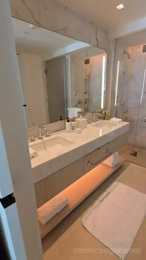 King Room with Balcony and Lagoon View (#726) bathroom picture #1