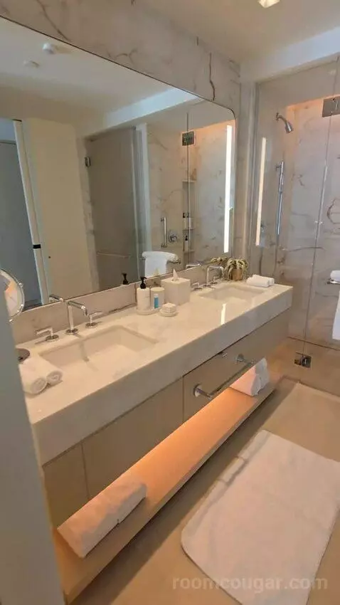 King Room with Balcony and Lagoon View (#726) bathroom picture #3