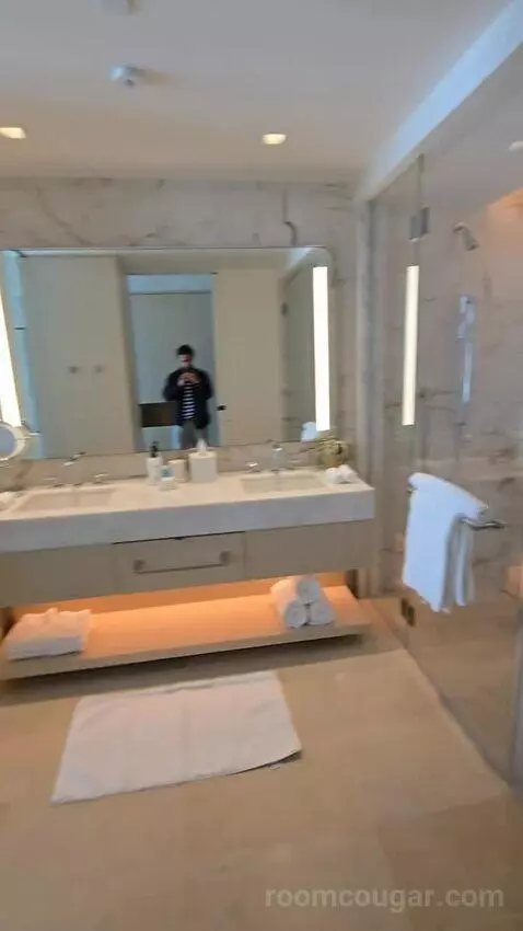 King Room with Balcony and Lagoon View (#726) bathroom picture #12