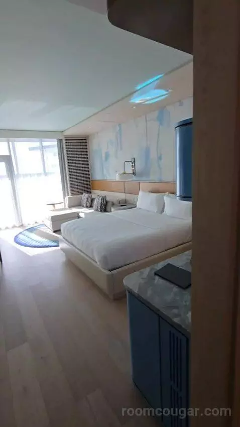 King Room with Balcony and Lagoon View (#726) view picture #3