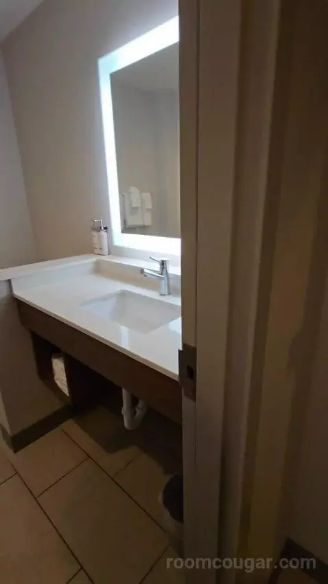1 King Standard (#106) bathroom picture #2