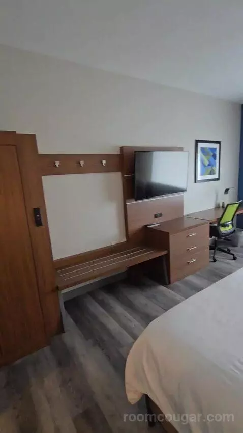 King Room - Hearing Accessible (#427) bed picture #5