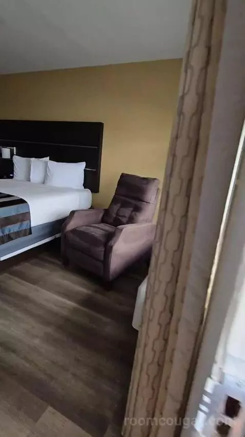 Queen Room with Two Queen Beds (#127) bed picture #2