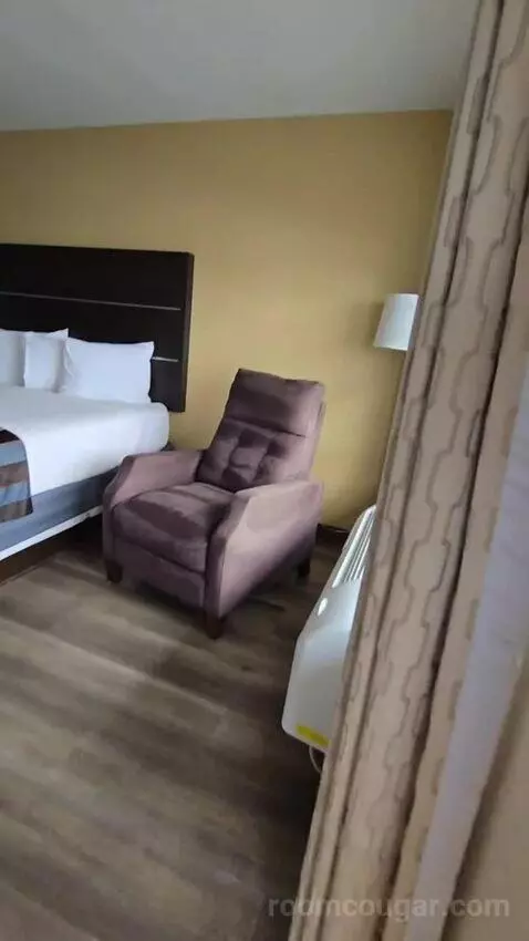 Queen Room with Two Queen Beds (#127) bed picture #4