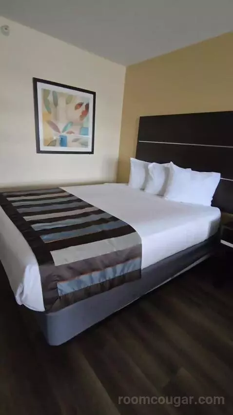 Queen Room with Two Queen Beds (#127) bed picture #6