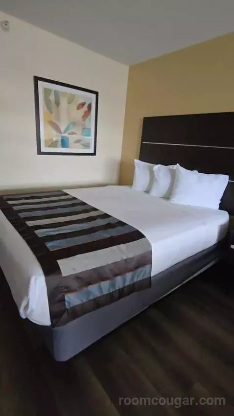 Queen Room with Two Queen Beds (#127) bed picture #7