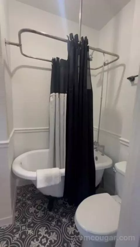 King Standard (#105) bathroom picture #5