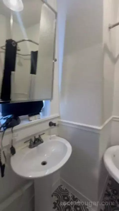 King Standard (#105) bathroom picture #6