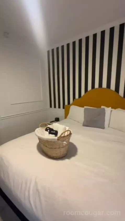 King Standard (#105) bed picture #5