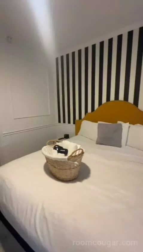 King Standard (#105) bed picture #6