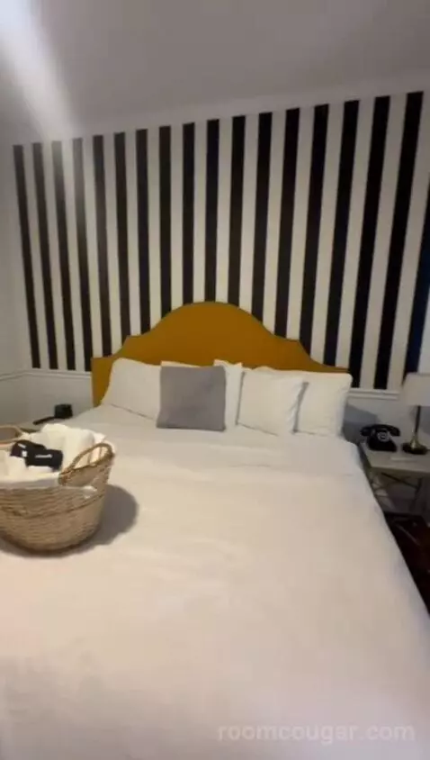 King Standard (#105) bed picture #8