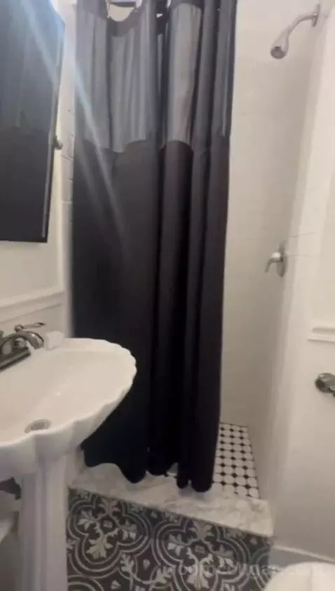 King Deluxe (#104) bathroom picture #7