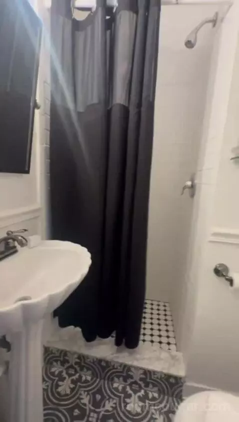 King Deluxe (#104) bathroom picture #8