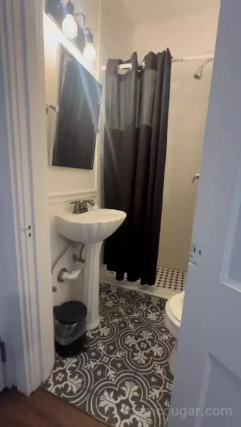 King Deluxe (#104) bathroom picture #9