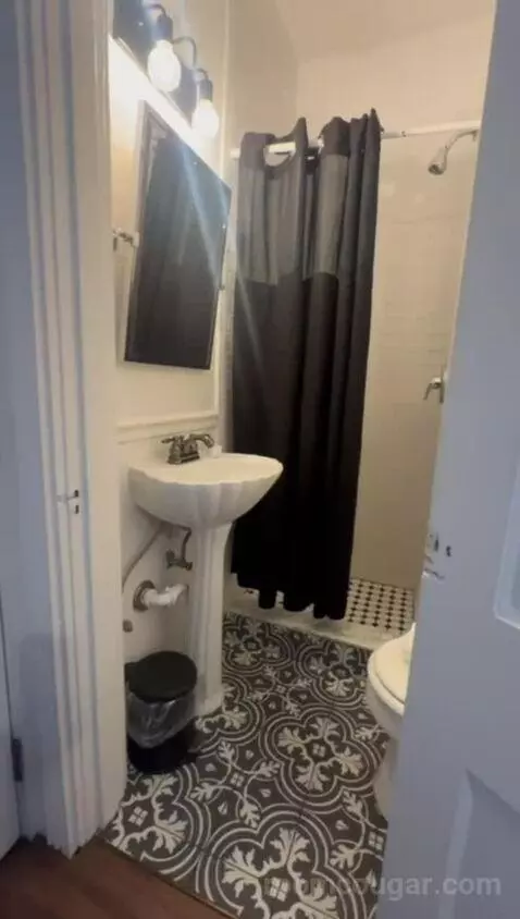 King Deluxe (#104) bathroom picture #10