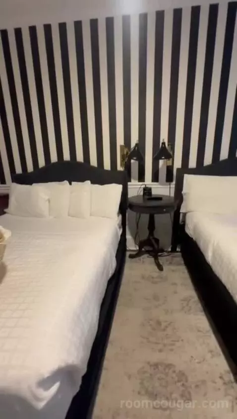 Double Queen (#103) bed picture #4