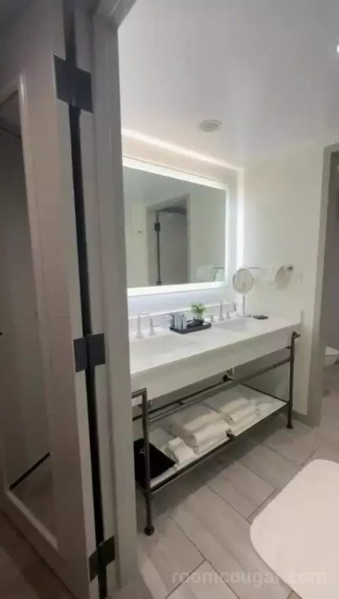 Premium Bay View Tower, Guest Room, 2 Queen (#566) bathroom picture #1