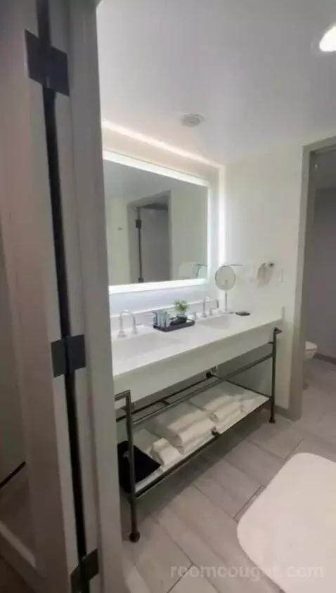Premium Bay View Tower, Guest Room, 2 Queen (#566) bathroom picture #2