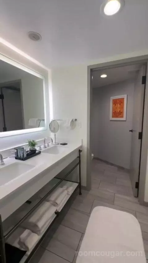 Premium Bay View Tower, Guest Room, 2 Queen (#566) bathroom picture #9