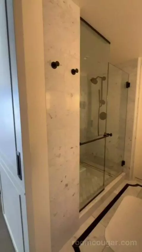 Premium Guestroom with Bay View, Historic Building, High Floor, 1 King (#647) bathroom picture #1
