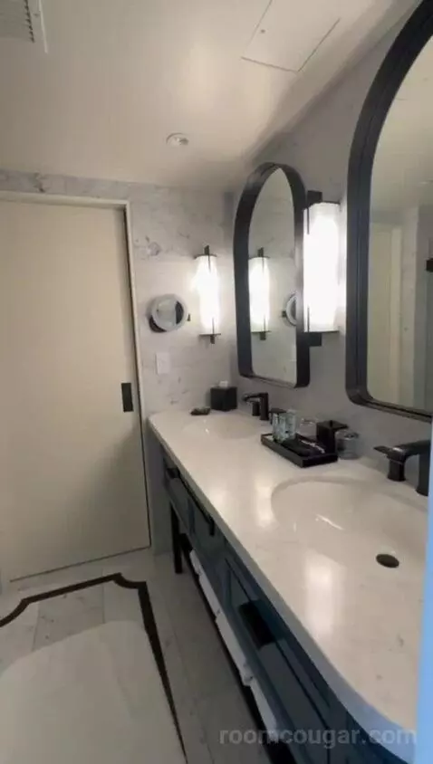 Premium Guestroom with Bay View, Historic Building, High Floor, 1 King (#647) bathroom picture #2