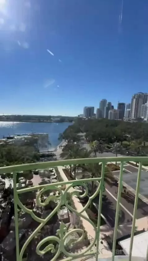 Premium Guestroom with Bay View, Historic Building, High Floor, 1 King (#647) view picture #1