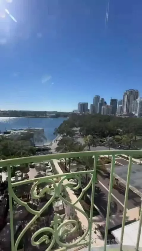 Premium Guestroom with Bay View, Historic Building, High Floor, 1 King (#647) view picture #2