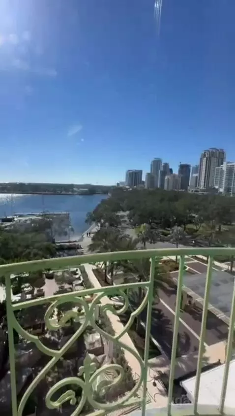 Premium Guestroom with Bay View, Historic Building, High Floor, 1 King (#647) view picture #3