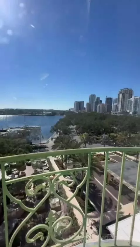 Premium Guestroom with Bay View, Historic Building, High Floor, 1 King (#647) view picture #4