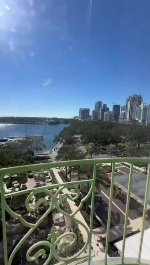 Premium Guestroom with Bay View, Historic Building, High Floor, 1 King (#647) view picture #5