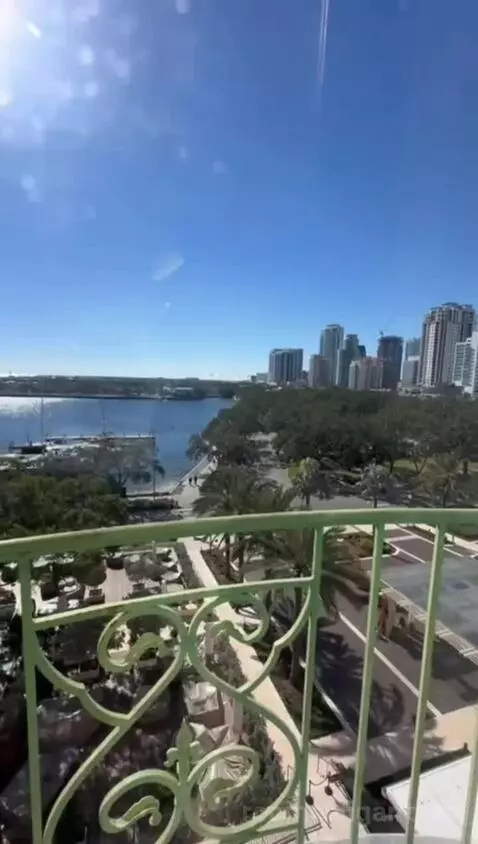 Premium Guestroom with Bay View, Historic Building, High Floor, 1 King (#647) view picture #8