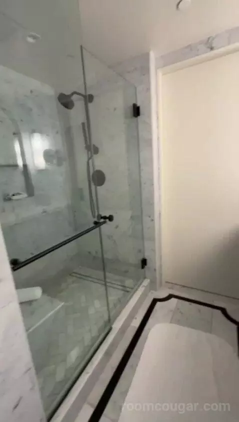 Premium Guestroom with Bay View, Historic Building, High Floor, 1 King (#647) bathroom picture #4