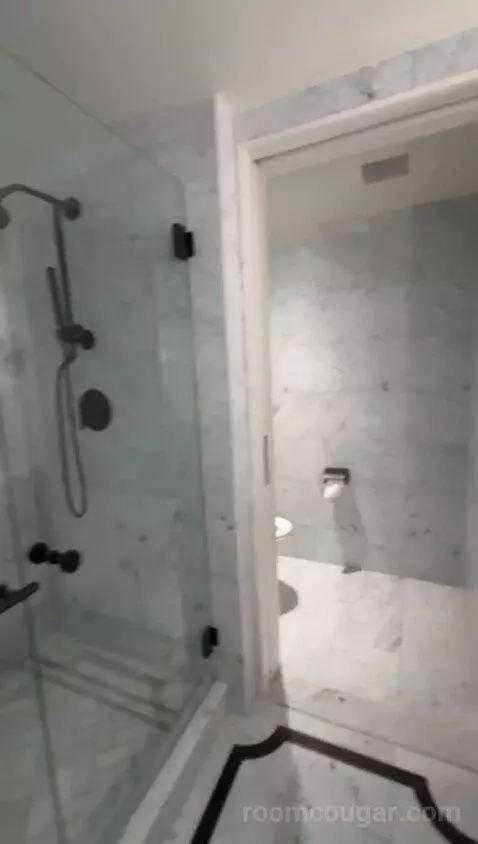Premium Guestroom with Bay View, Historic Building, High Floor, 1 King (#647) bathroom picture #7