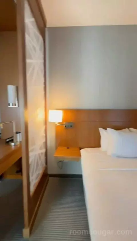 Corner King Room with Partial Water View (#1501) bed picture #7