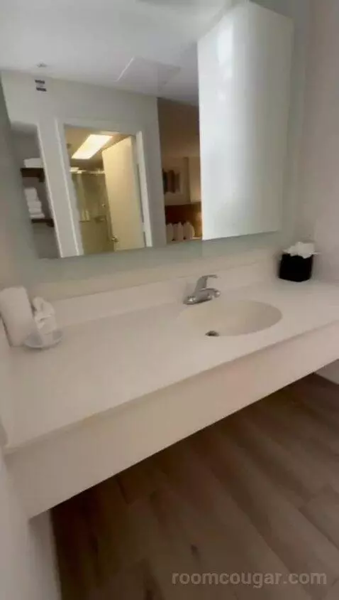 Ocean Front Deluxe Two Queen Suite (#1842) bathroom picture #5