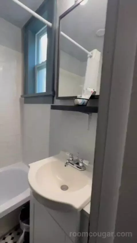 Deluxe Queen Room bathroom picture #1