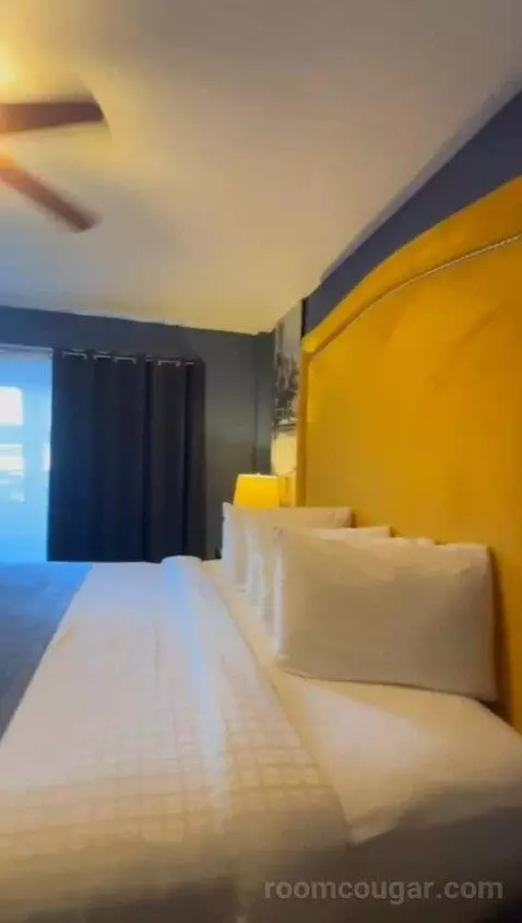 King Room Balcony (#120) bed picture #2