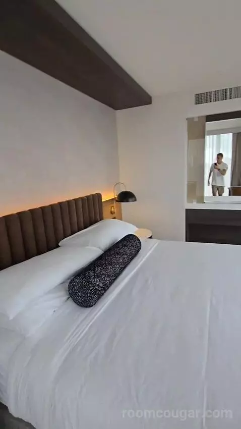 Deluxe King Room (#901) bed picture #9