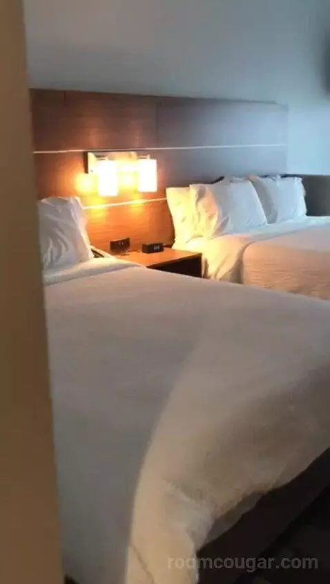 Queen Room with Two Queen Beds (#218) bed picture #4