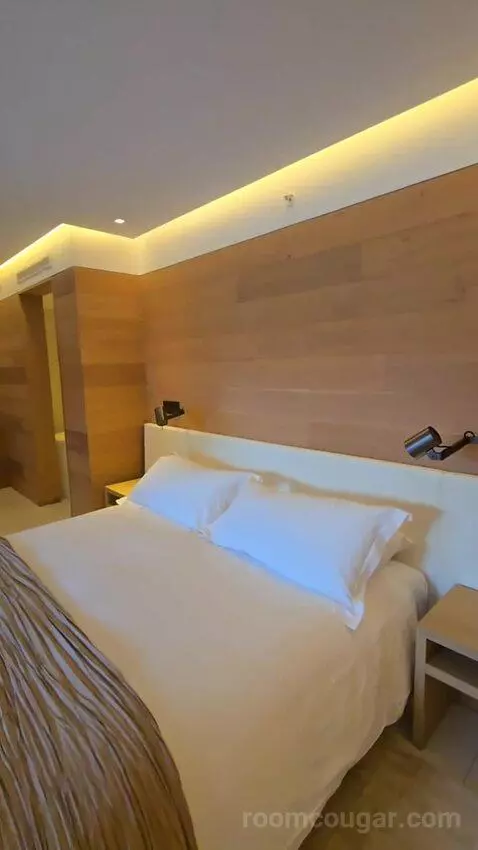 Oceanfront Bungalow Suite (#352) bed picture #9