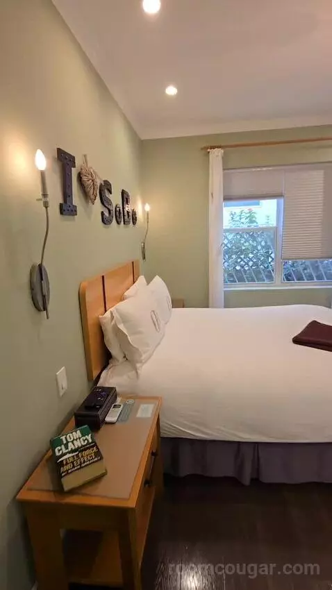 Superior King Room (#107) bed picture #1